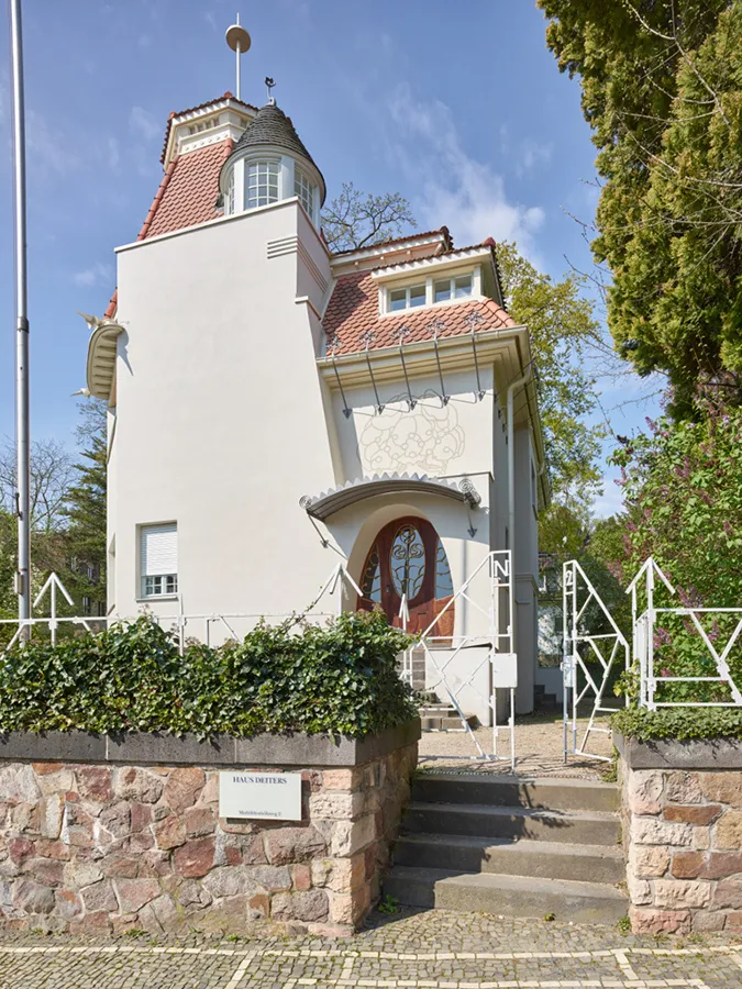Außenansicht des Haus Deiters auf der Mathildenhöhe, weiße Jugendstil-Villa mit Turm und rotem Ziegeldach